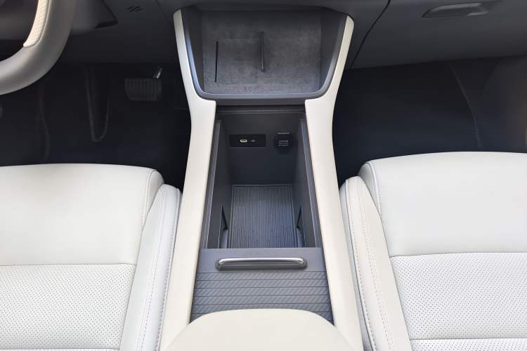 Used Lynk & Co 06 EM-P 2023 EM-P 126 Long-Range Halo Interior 10