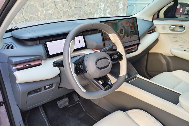 Used Lynk & Co 06 EM-P 2023 EM-P 126 Long-Range Halo Interior 13
