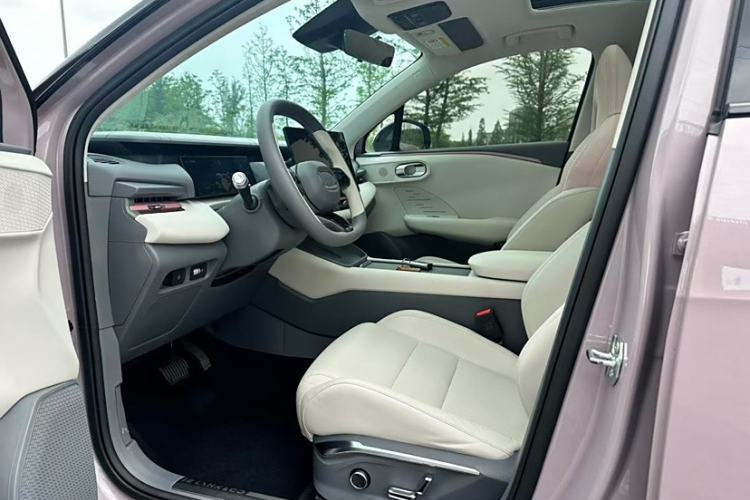 Used Lynk & Co 06 EM-P 2023 EM-P 126 Long-Range Halo Interior 2