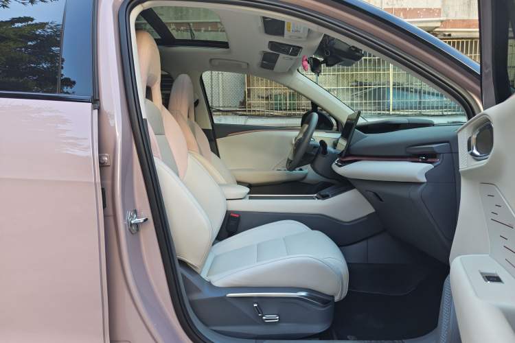 Used Lynk & Co 06 EM-P 2023 EM-P 126 Long-Range Halo Interior 4