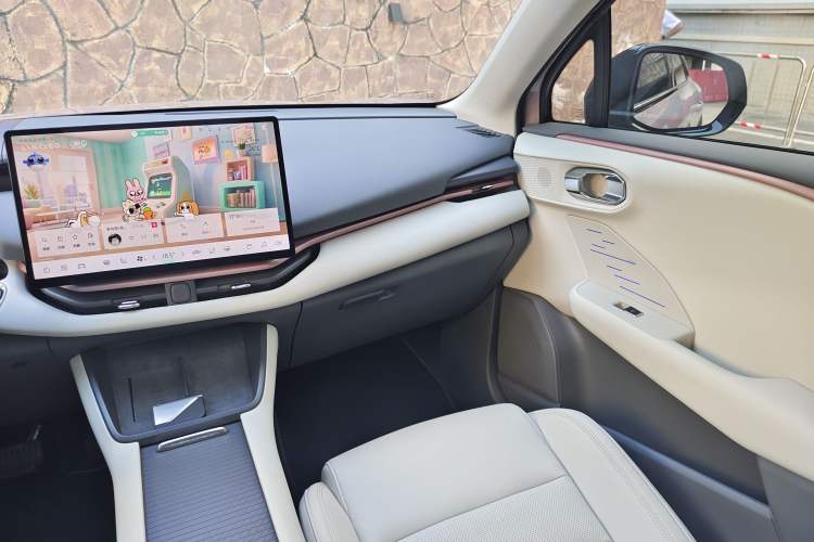 Used Lynk & Co 06 EM-P 2023 EM-P 126 Long-Range Halo Interior 8