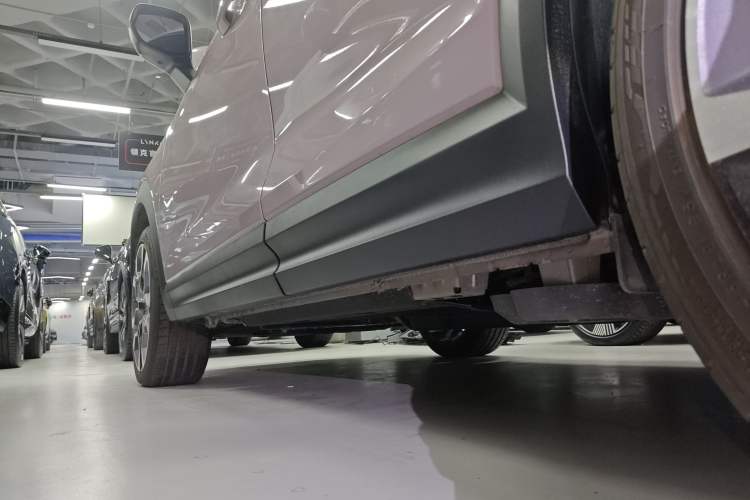 Used Lynk & Co 06 EM-P 2023 1.5T Remix PHEV Shero Left Side Sill