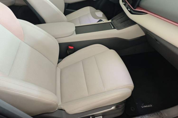 Used Lynk & Co 06 EM-P 2023 EM-P 126 Long-Range Halo Right Front Seat