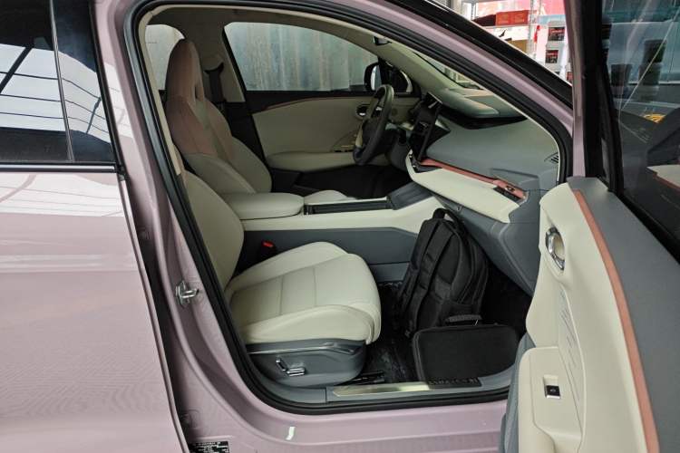 Used Lynk & Co 06 EM-P 2023 EM-P 126 Long-Range Halo Right Front Seat