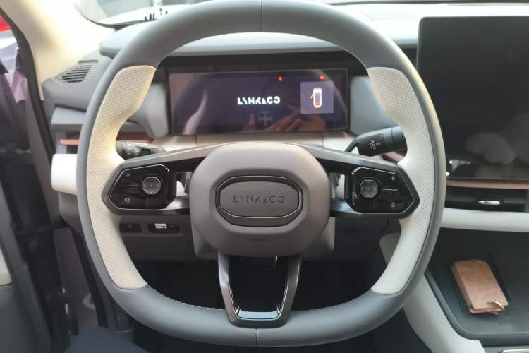 Used Lynk & Co 06 EM-P 2023 EM-P 126 Long-Range Halo Steering Wheel