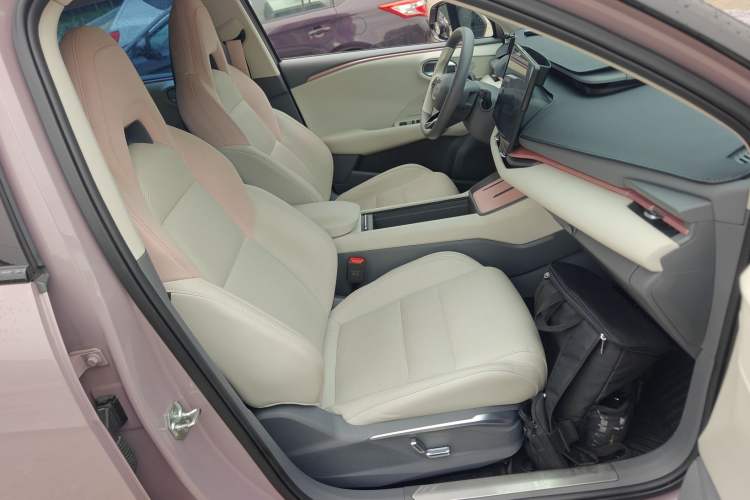 Used Lynk & Co 06 EM-P 2023 EM-P 126 Long-Range Pro Right Front Seat