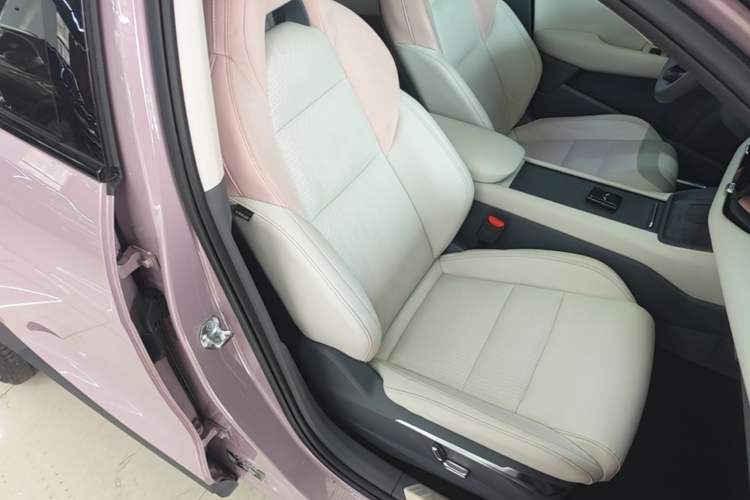 Used Lynk & Co 06 EM-P 2023 EM-P 126 Long-Range Halo Right Front Seat