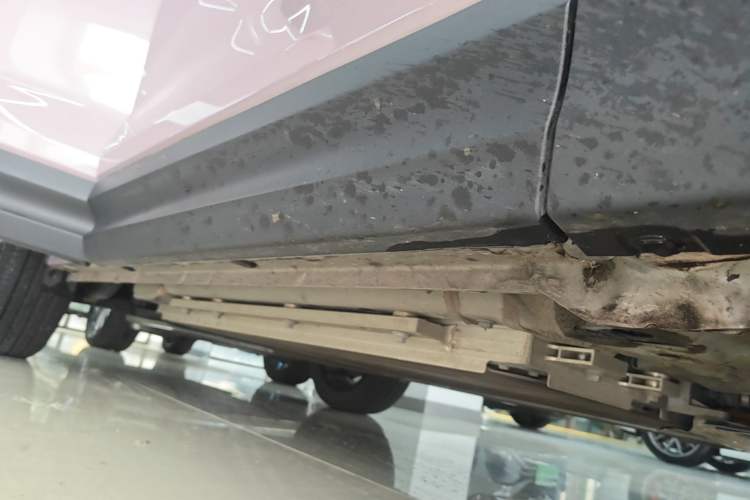 Used Lynk & Co 06 EM-P 2023 EM-P 126 Long-Range Halo Right Side Sill