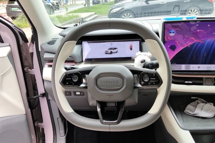 Used Lynk & Co 06 EM-P 2023 EM-P 126 Long-Range Halo Steering Wheel