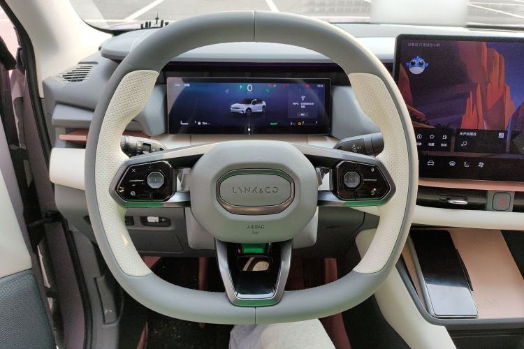 Used Lynk & Co 06 EM-P 2023 EM-P 126 Long-Range Halo Steering Wheel