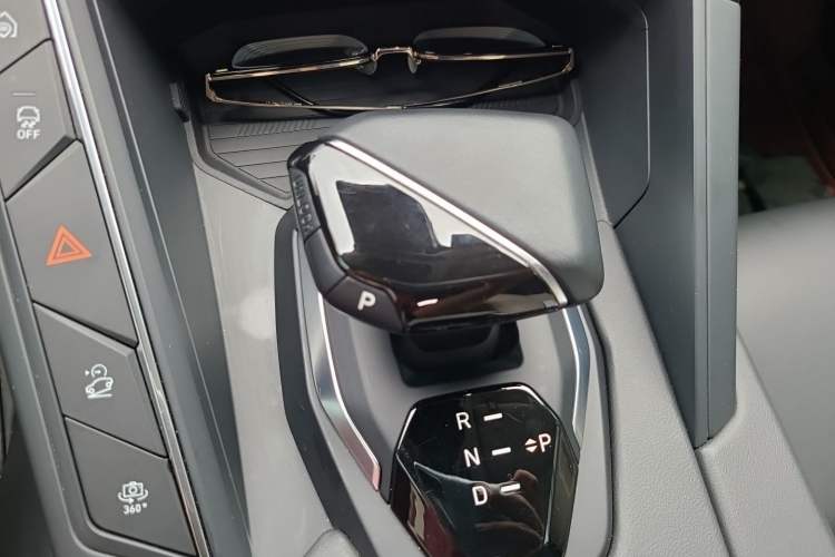 Used Lynk & Co 06 EM-P 2023 1.5T Remix PHEV Pro Gear Lever