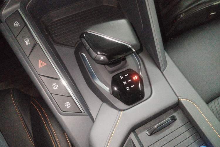 Used Lynk & Co 06 EM-P 2023 1.5T Remix PHEV Pro Gear Lever