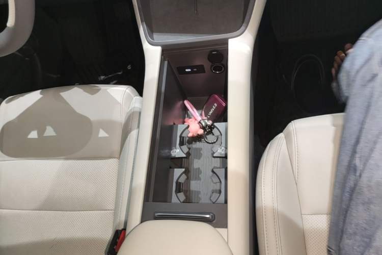 Used Lynk & Co 06 EM-P 2023 EM-P 56 Standard Range Pro Gear Lever