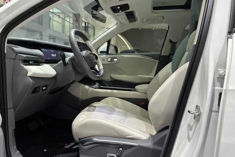 Used Lynk & Co 06 EM-P 2023 EM-P 56 Standard Range Pro Interior 1