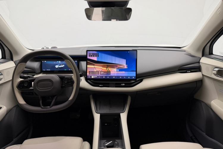 Used Lynk & Co 06 EM-P 2023 EM-P 126 Long-Range Halo Interior 1