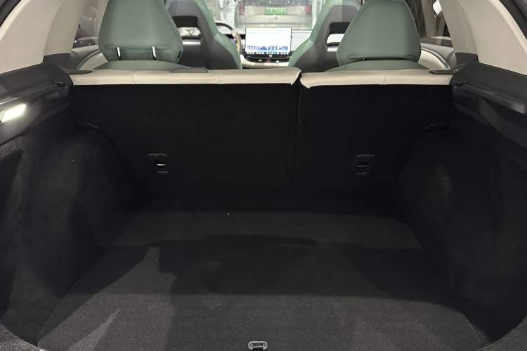 Used Lynk & Co 06 EM-P 2023 EM-P 56 Standard Range Pro Interior 12