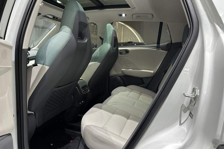 Used Lynk & Co 06 EM-P 2023 EM-P 56 Standard Range Pro Interior 2