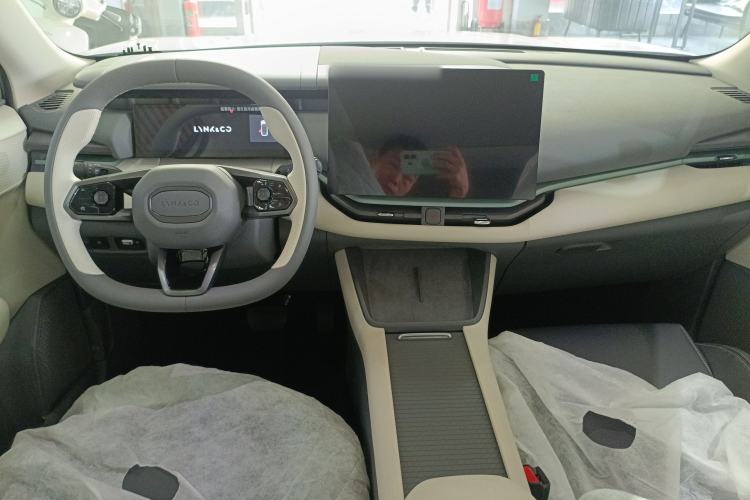 Used Lynk & Co 06 EM-P 2023 EM-P 56 Standard Range Pro Interior 2