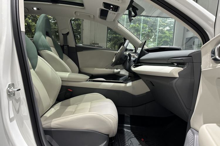 Used Lynk & Co 06 EM-P 2023 EM-P 56 Standard Range Pro Interior 3