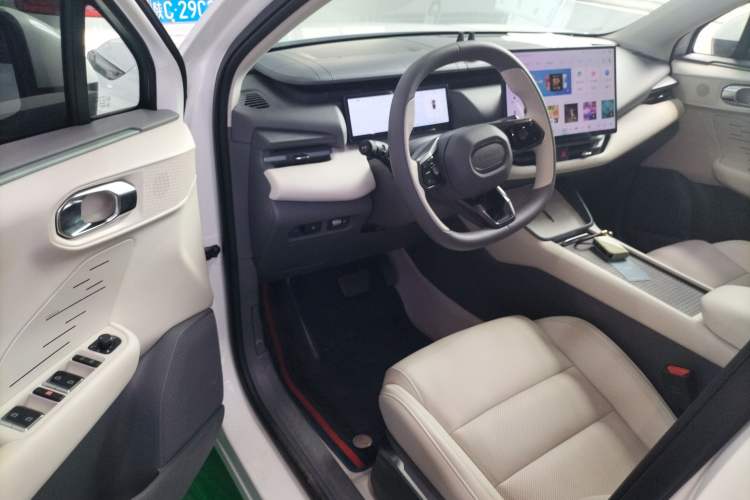 Used Lynk & Co 06 EM-P 2023 EM-P 56 Standard Range Pro Interior 3
