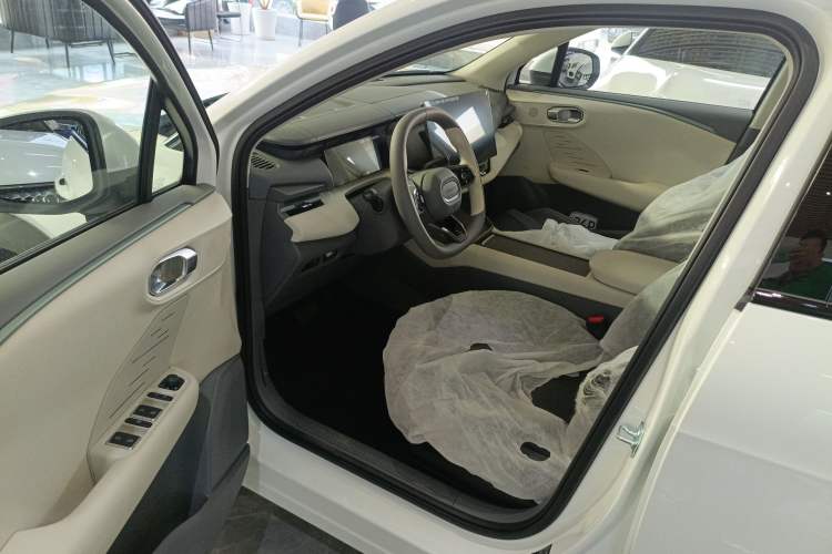 Used Lynk & Co 06 EM-P 2023 EM-P 56 Standard Range Pro Interior 3