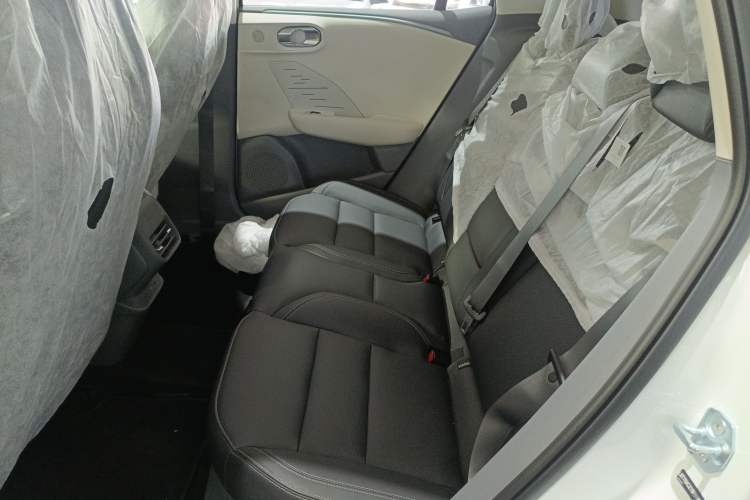 Used Lynk & Co 06 EM-P 2023 EM-P 56 Standard Range Pro Interior 4