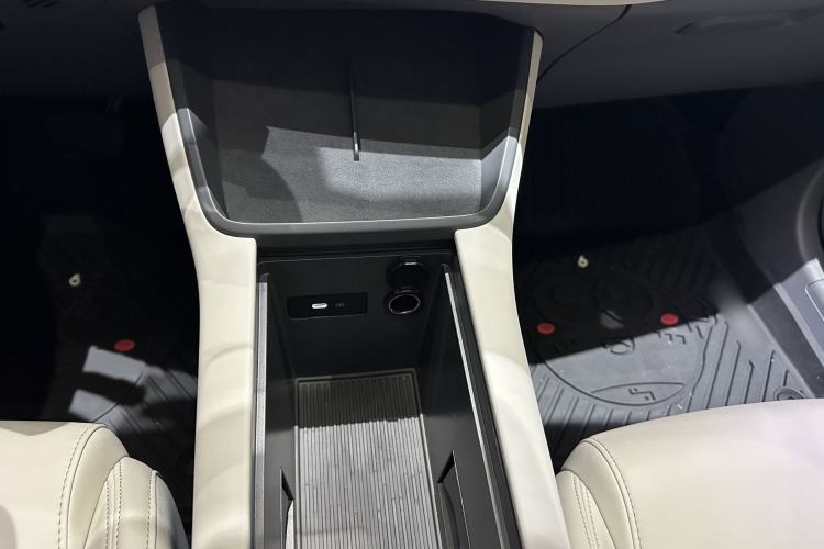 Used Lynk & Co 06 EM-P 2023 EM-P 56 Standard Range Pro Interior 8