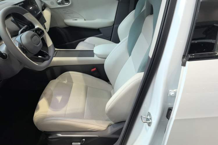 Used Lynk & Co 06 EM-P 2023 EM-P 56 Standard Range Pro Left Front Seat