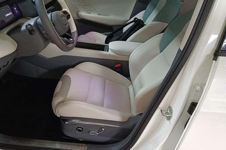 Used Lynk & Co 06 EM-P 2023 EM-P 126 Long-Range Halo Left Front Seat