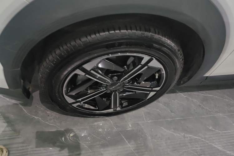 Used Lynk & Co 06 EM-P 2023 EM-P 56 Standard Range Pro Left Front Wheel Hub