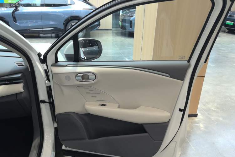 Used Lynk & Co 06 EM-P 2023 EM-P 56 Standard Range Pro Right Front Door Interior
