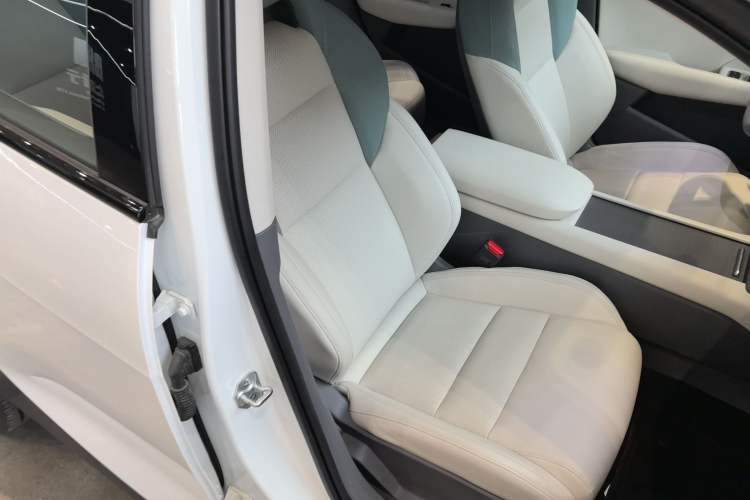 Used Lynk & Co 06 EM-P 2023 EM-P 56 Standard Range Pro Right Front Seat
