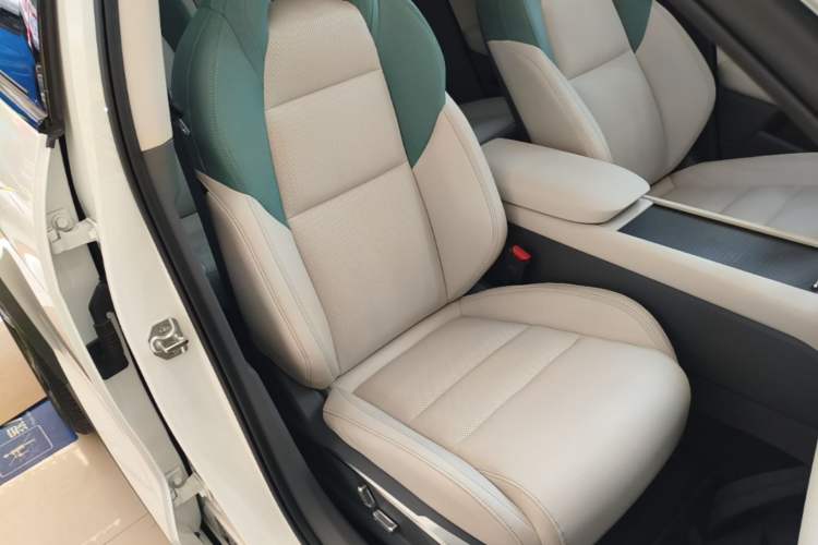Used Lynk & Co 06 EM-P 2023 EM-P 126 Long-Range Halo Right Front Seat