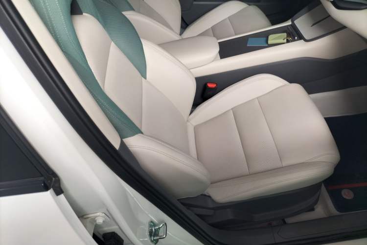 Used Lynk & Co 06 EM-P 2023 EM-P 56 Standard Range Pro Right Front Seat