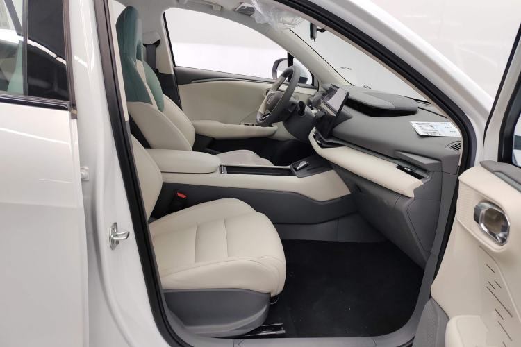 Used Lynk & Co 06 EM-P 2023 EM-P 56 Standard Range Pro Right Front Seat