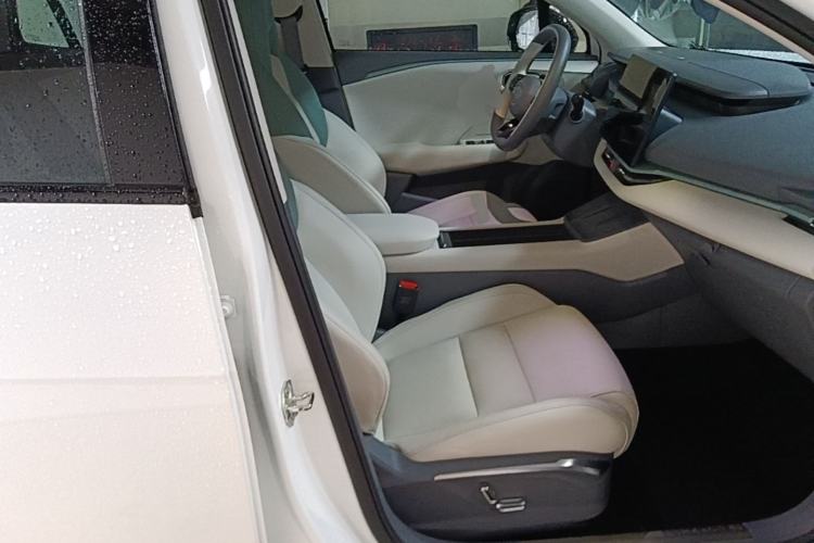 Used Lynk & Co 06 EM-P 2023 EM-P 126 Long-Range Halo Right Front Seat