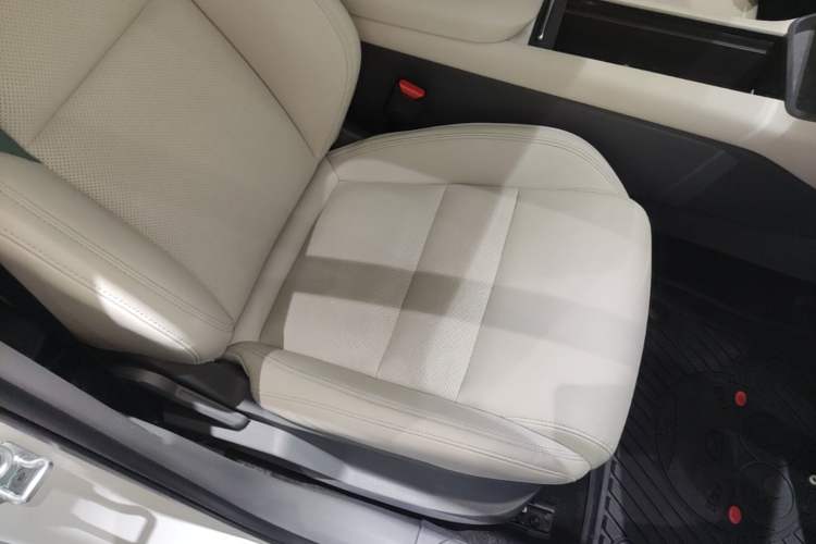 Used Lynk & Co 06 EM-P 2023 EM-P 56 Standard Range Pro Right Front Seat