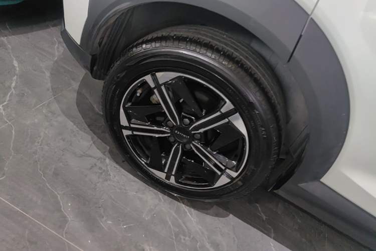 Used Lynk & Co 06 EM-P 2023 EM-P 56 Standard Range Pro Right Rear Wheel Hub