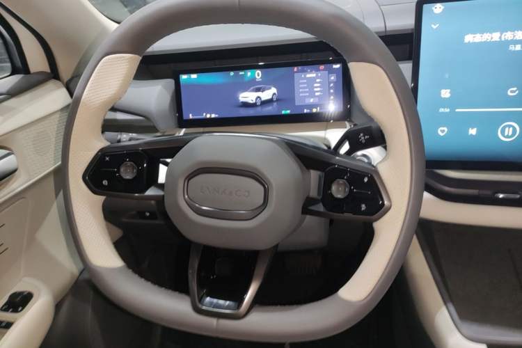Used Lynk & Co 06 EM-P 2023 EM-P 56 Standard Range Pro Steering Wheel