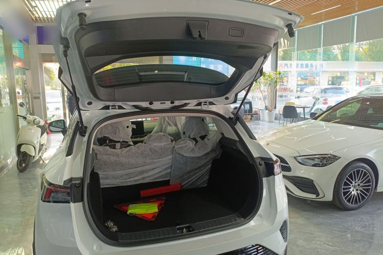 Used Lynk & Co 06 EM-P 2023 EM-P 56 Standard Range Pro Trunk