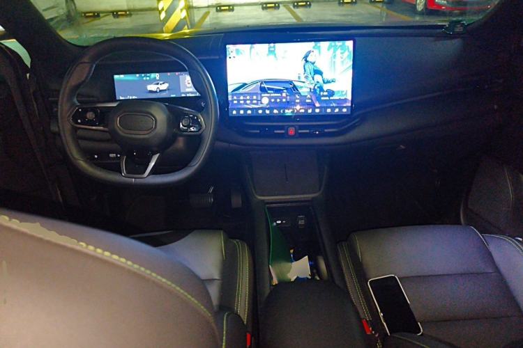Used Lynk & Co 06 EM-P 2024 EM-P 126 Long-Range Max Center Console