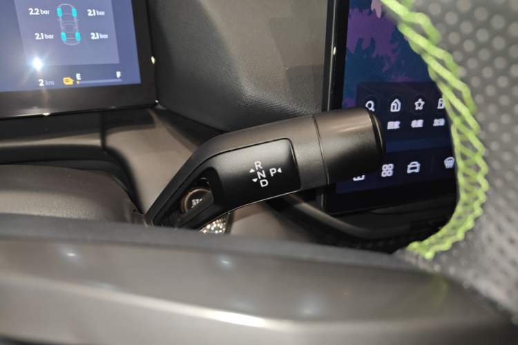 Used Lynk & Co 06 EM-P 2024 EM-P 126 Long-Range Max Gear Lever