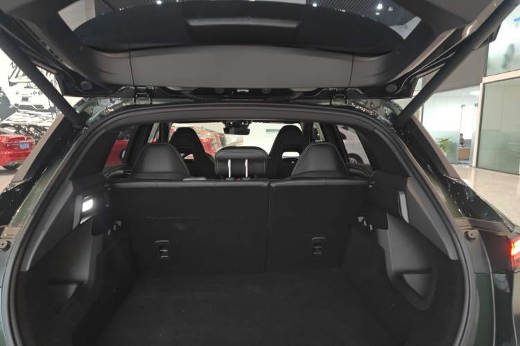 Used Lynk & Co 06 EM-P 2024 EM-P 126 Long-Range Max Trunk