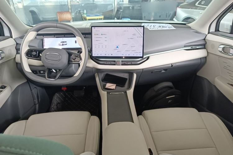 Used Lynk & Co 06 EM-P 2024 EM-P 126 Long-Range Max Center Console