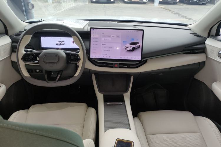 Used Lynk & Co 06 EM-P 2024 EM-P 126 Long-Range Max Center Console