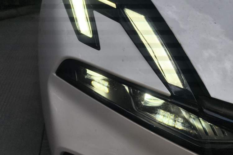 Used Lynk & Co 06 EM-P 2024 EM-P 126 Long-Range Max Right Front Headlight