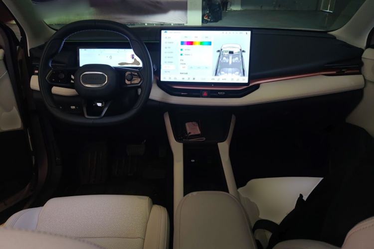 Used Lynk & Co 06 EM-P 2025 EM-P 126 Long-Range Halo Center Console