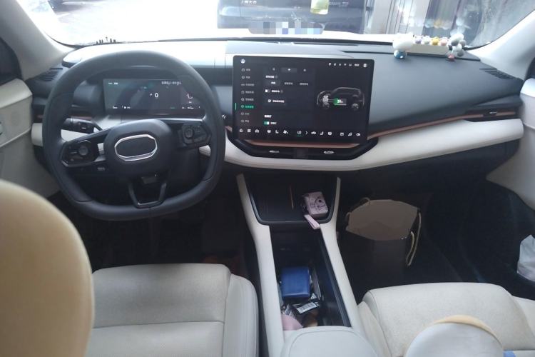 Used Lynk & Co 06 EM-P 2025 EM-P 126 Long-Range Halo Center Console