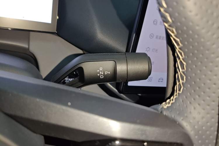Used Lynk & Co 06 EM-P 2025 EM-P 126 Long-Range Halo Gear Lever