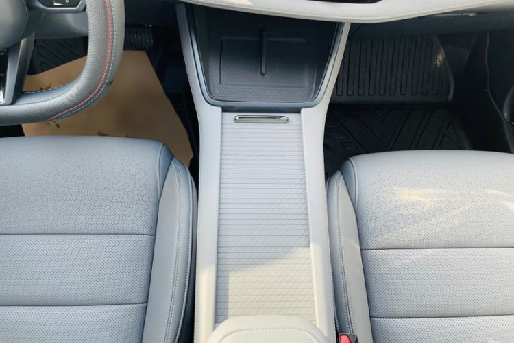 Used Lynk & Co 06 EM-P 2025 EM-P 126 Long-Range Halo Interior 12